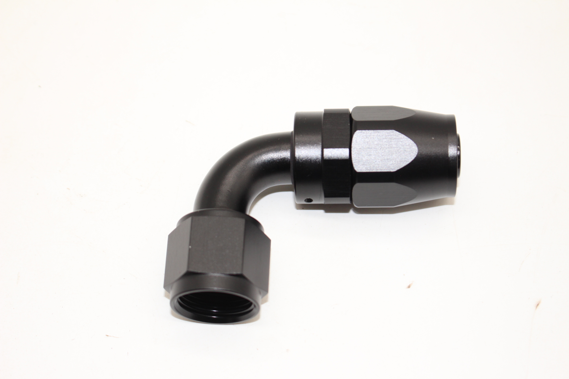 Alu Fitting Dash 10 (AN10 / -10 AN / JIC10) – 90° Bogen, schwarz eloxiert