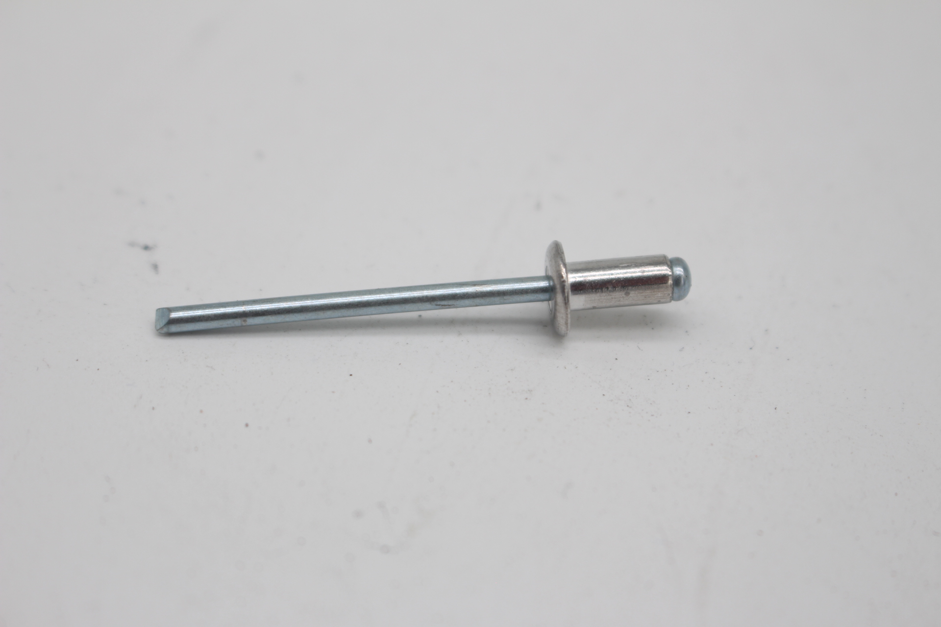 Citroen / Peugeot NIETE 697304 NEU NEW NOS OEM