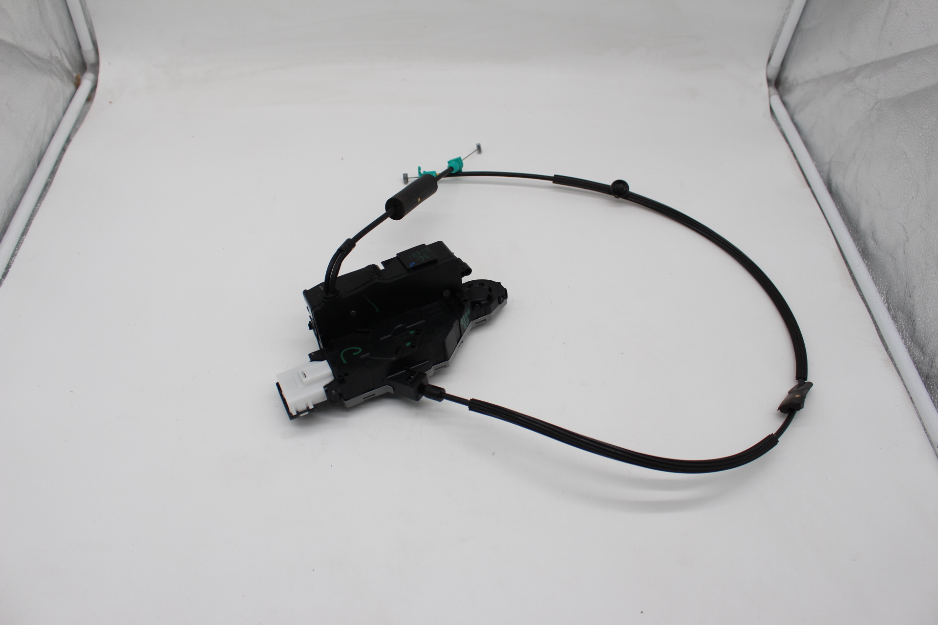 Peugeot / Citroen SCHLOSS TÜR VORNE 9136AE NEU NOS NEW OEM