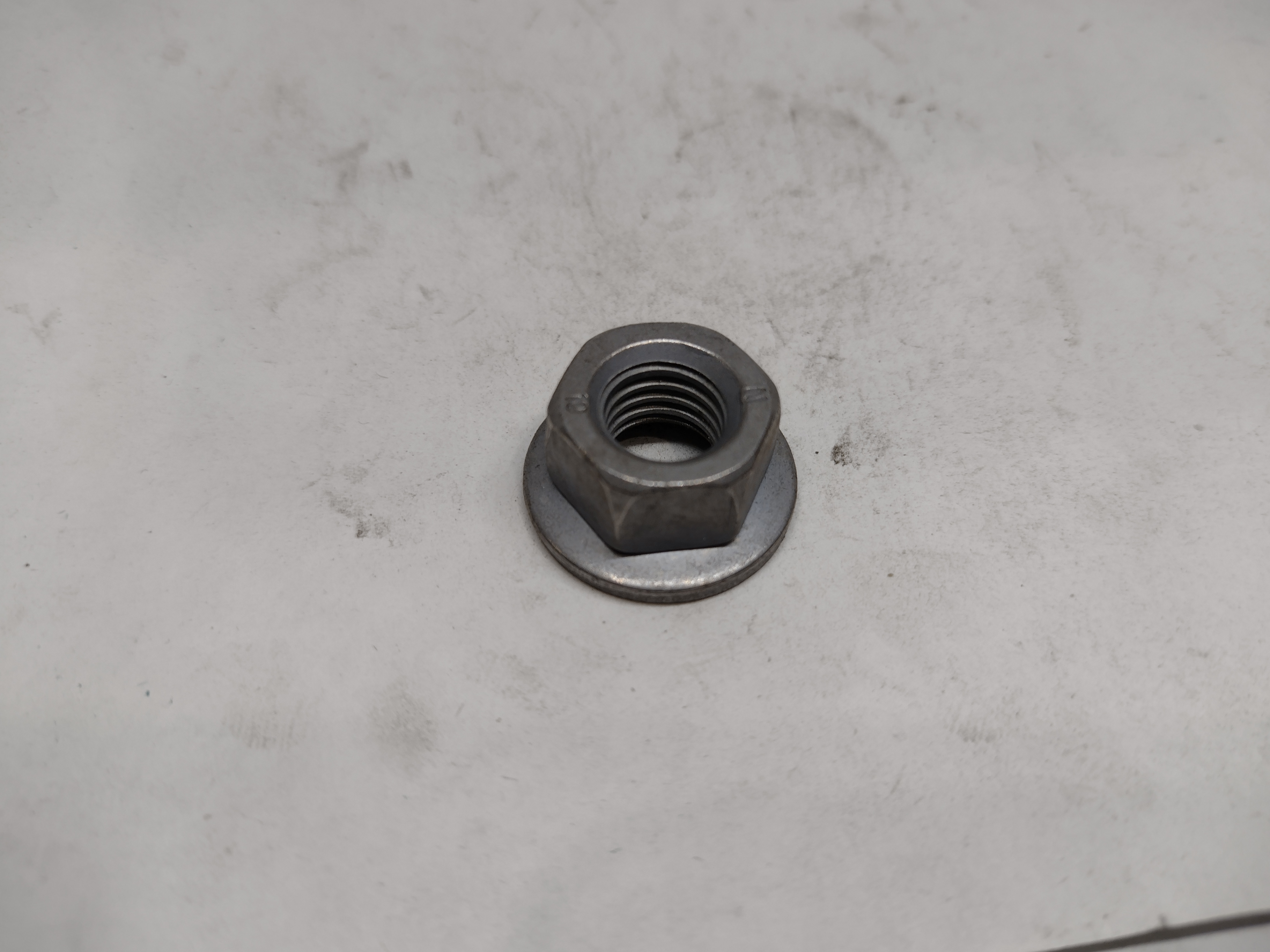 Peugeot / Citroen SECHSKANTMUTTER M10x1,5 693257 NEU NOS NEW